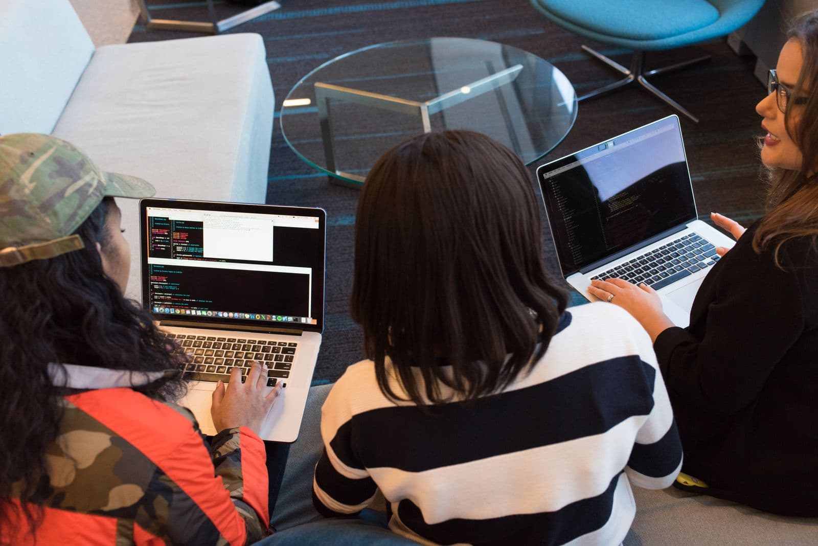 Participants collaborating during the HanoiForge 2026 build phase
